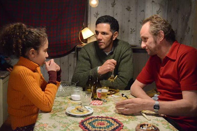 Desperation. 'La rançon de la gloire' er en film af vor tid, selv om den ærligt bekender sin kærlighed til Chaplin, hvis lig de to hovedpersoner (Benoît Poelvoorde og Roschdy Zem) kidnapper. Pigen er Zems datter, der bliver spillet af en lille skuespiller så hemmelig, at hendes navn ikke fremgår af noget pressemateriale. 