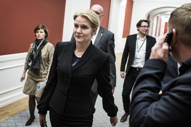 BAGUD. Statsminister Helle Thorning-Schmidt og hendes tropper har igen mere end svært ved at følge med de borgerlige i meningsmålingerne. 
