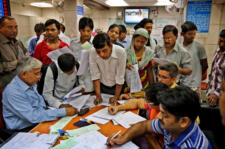 bankkonto. Ifølge nyhedsbureauet AP har omkring halvdelen af Indiens 1,2 milliarder indbyggere ingen bankkonto og er dermed afhængige af private pengeudlåneres renter, krav og øvrige forgodtbefindende. 