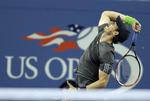 Vinder. Andy Murray brager en serv af sted mod tyske Matthias Bachinger. 