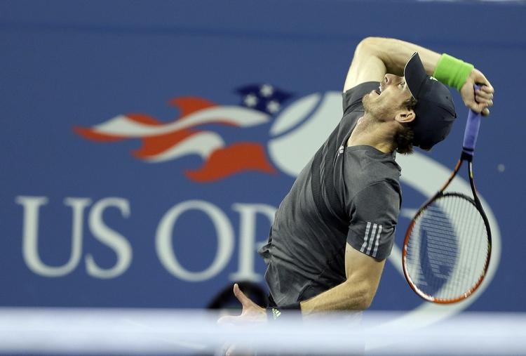 Vinder. Andy Murray brager en serv af sted mod tyske Matthias Bachinger. 