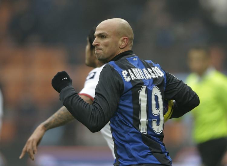 Redningsmand. Midtbanespilleren Esteban Cambiasso sikrede Inter det ene point med scoringen i 85. minut. 