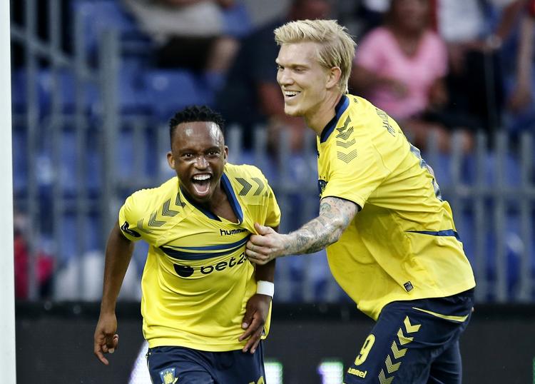 udlængsel. Brøndby forhandler i øjeblikket med udenlandske klubber om salg af angriberen Simon Makienok. Det er sådanne spillersalg, som klubben ikke vil være afhængig af i fremtiden. 