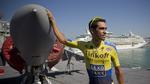 flyvende. Alberto Contador ved siden af en AV-8B Harrier II jetjager, som spanieren blev foreviget ved siden af før en af Vueltaens første etaper. 