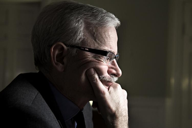 Gyldendals direktør Jahannes Riis, mener at forfattere skal skrive om ret og uret, bureaukrati og omsorgssvigt og skabe en ny værdidebat om de normer, som samfundets institutioner arbejder under. 