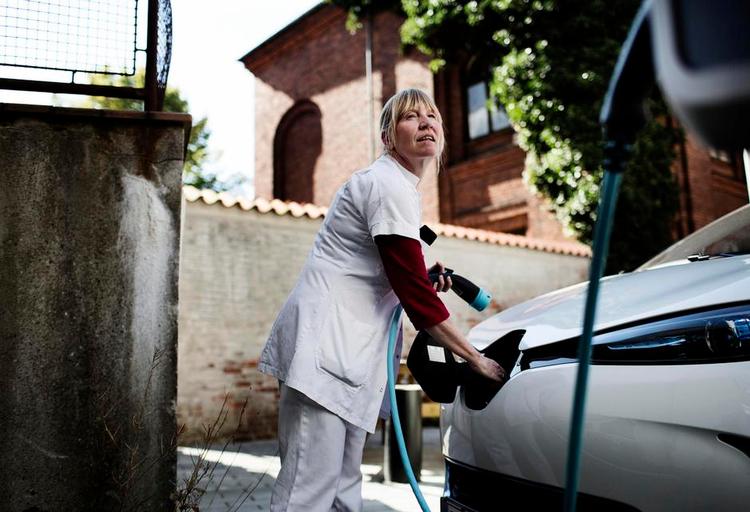 gratis. I Folketingets transportaftale fra juni i år med alle partier undtagen Enhedslisten blev det gjort muligt for kommunerne at »differentiere betaling for parkering, så parkering kan gøres billigere eller gratis for især elbiler«. Her er det fyldop tid hos Københavns hjemmepleje. 