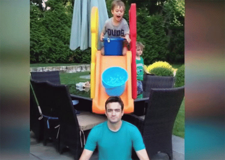 KOLDT. Når man sætter sønnike til at hjælpe een med Ice Bucket Challenge, risikerer man at få hele spanden i hovedet. En opsamling af denne slags videoer har over 14 millioner views på YouTube (Foto: Screenshot/YouTube). 