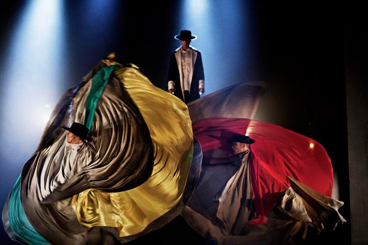 BLÆNDVÆRK. Hvirvlende kapper skal piske et drama op, men Mads Langer har sin styrke i den indadvendte melankoli. 