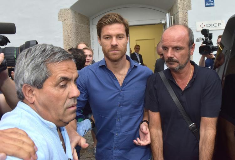 skifte. Xabi Alonso (midt) på vej ud fra den klinik i München, hvor spanieren gennemgik et læge-tjek inden skiftet til Bayern. 