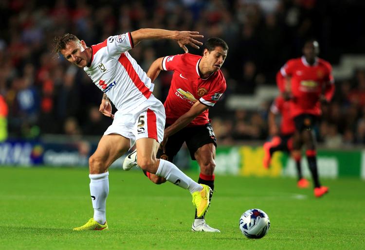 fejlindkøb. Nederlaget mod Milton Keynes Dons er det foreløbige lavpunkt i Manchester Uniteds nedtur siden mesterskabet 2013. Angriber Javier Hernandez (th) har været med under nedturen og rygtes nu til Italien. 