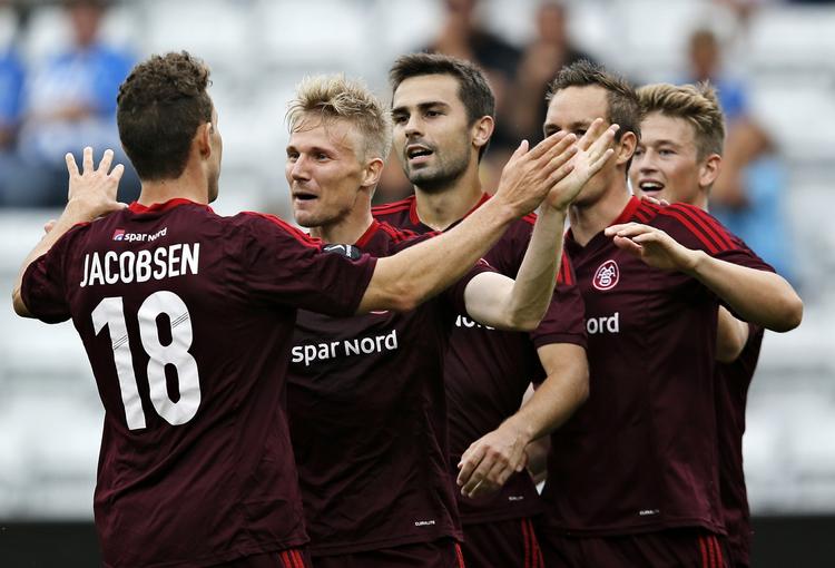 næstbedst. AaB tabte kvalifikationskampen til Champions League med fynd og klem til Apoel fra Cypern. Nu er klubben usikker på, hvad den kan tjene på deltalgelsen i den næstbedste turnering Europa League. 