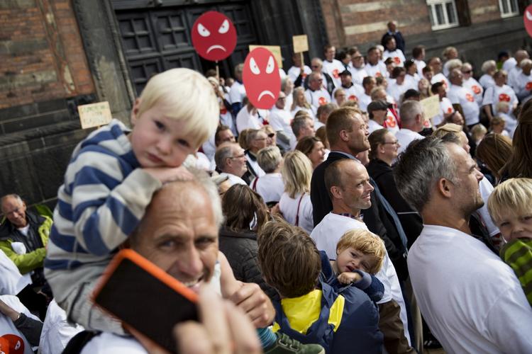 UTILFREDSE. En stor del af andelshaverne i den københavnske forening Grøndalsvænge var mødt op foran rådhuset, da politikerne i sidste uge stemte om at fjerne en servitut, der koster beboerne 1 million i snit. Men servitutten består - hvilket nu møder kritik fra skatteminister Morten Østergaard (R). (arkivfoto) 