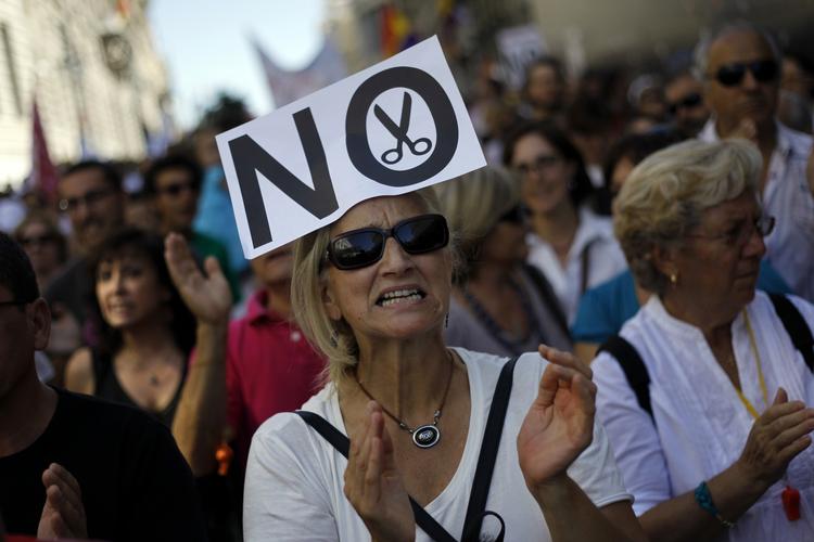 KRISE IGEN? De heftige besparelser i Spanien blev mødt med store demonstrationer og ifølge tysk økonom var nedskæringerne måske ikke så effektive. 
