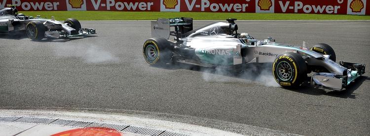 straf. Lewis Hamilton fører her løbet i Belgien foran holdkammerat Nico Rosberg før sammenstødet. 