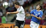 tilbage. Mario Gomez i den tyske landsholdstrøje under EM 2012. 