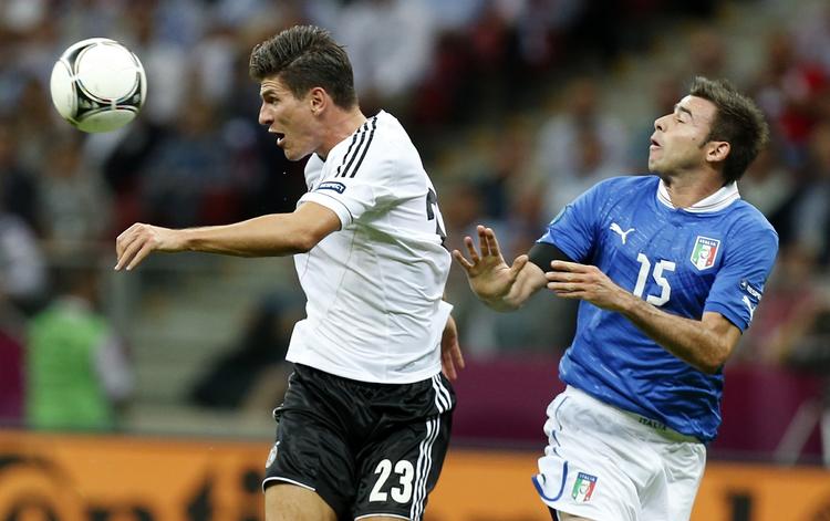 tilbage. Mario Gomez i den tyske landsholdstrøje under EM 2012. 