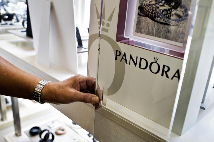 Guld. Pandora tager denne måneds førsteplads på C20 Cap efter et positivt halvårsregnskab 