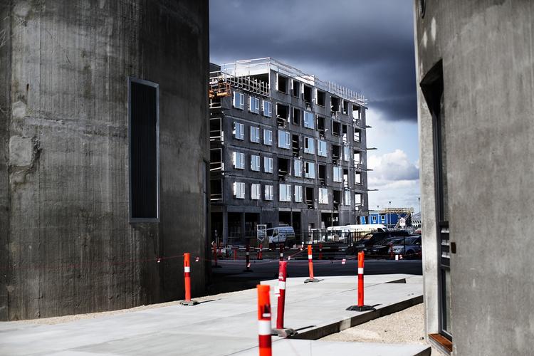 BYVÆKST. Søfolk og stevedorer er stævnet ud fra det gamle frihavnsområde. I stedet anduver boligblokke og kontorarbygninger. 