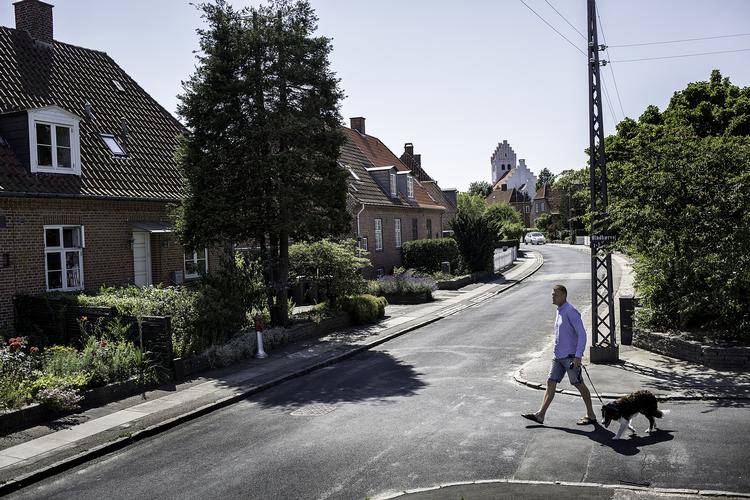 GRAVER. Lars Börner (billedet) bor ikke længere i andelsboligforeningen Grøndalsvænge, men er tidligere formand. Han har brugt mange dage og nætter på at grave i gamle papirer for at finde beviser på, at Grøndalsvænge ikke er bundet af gammel servitut. (arkivfoto) 