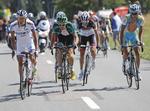 Hjælper. Kroaten (th) kørre i  år i top-10 i Giro d’Italia. 