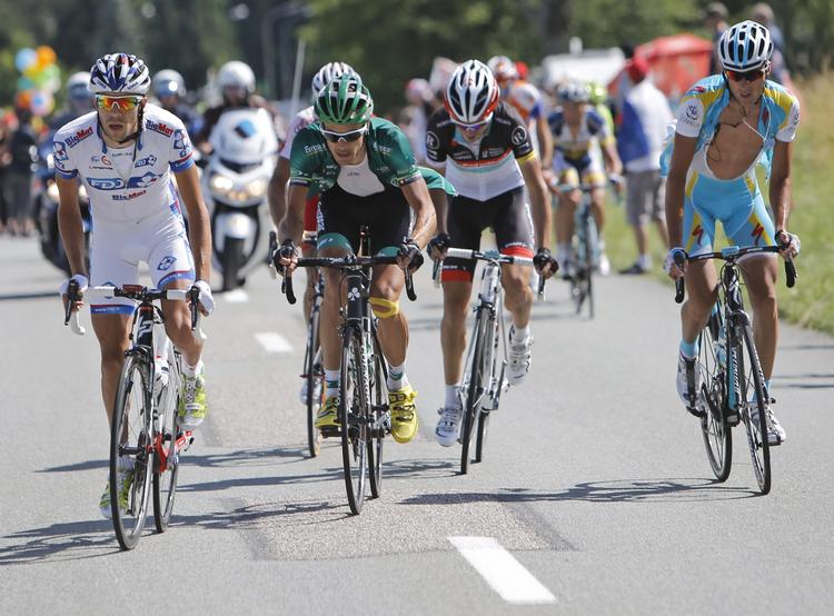 Hjælper. Kroaten (th) kørre i  år i top-10 i Giro d’Italia. 