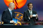 lodtrækning. Den tidligere franske topspiller Youri Djorkaeff (th.) har trukket FCK op af bowlen. Til venstre ses Uefas generalsekretær, Gianni Infantino. 