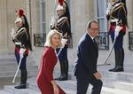 TOPMØDEDAG. Den danske statsminister Helle Thorning-Schmidt ankommer til Élysée-palæet i Paris, hvor den franske præsident, François Hollande, tog i mod med kindkys. 