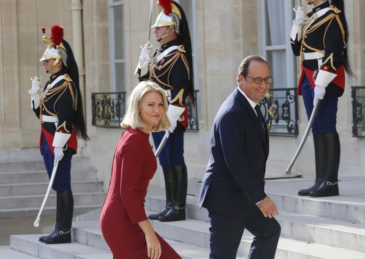 TOPMØDEDAG. Den danske statsminister Helle Thorning-Schmidt ankommer til Élysée-palæet i Paris, hvor den franske præsident, François Hollande, tog i mod med kindkys. 