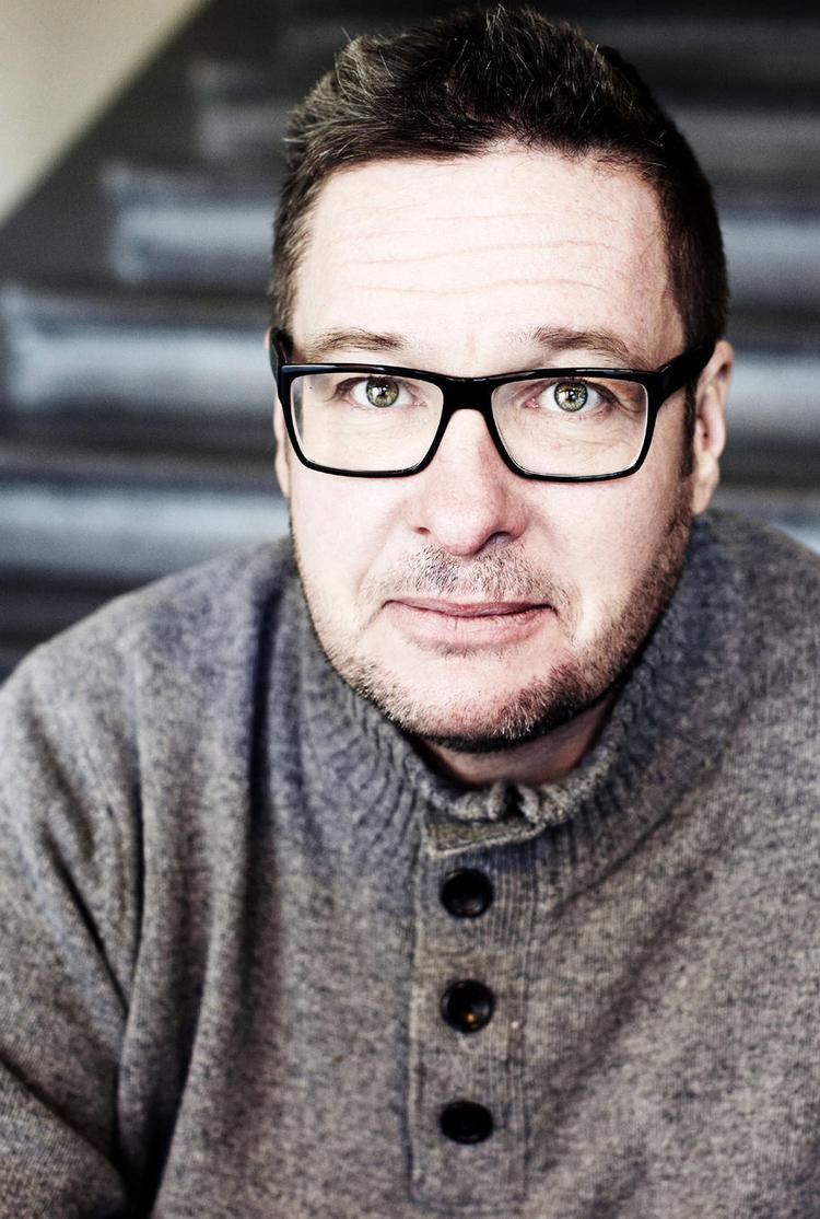 Afmagt. Svenske Kristian Lundbergs speciale er klassefølelsen. Den internaliserede afmagtsfølelse, som udspringer af det grundlæggende, selvoplevede nederlag, som en opvækst i fattigdom udstyrede ham med. 