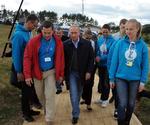 Besøg. Vladimir Putin går sammen med nogle af deltagerne på en lejr for unge. 
