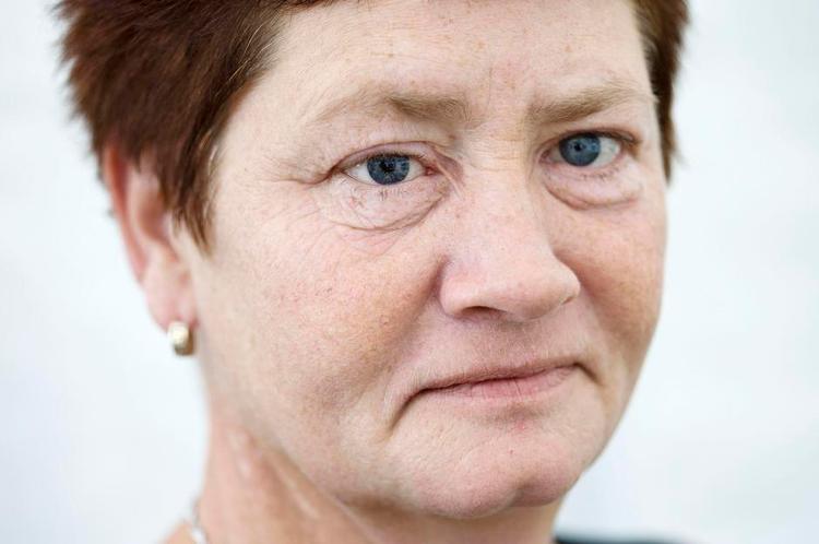 livsfarligt. Irene Budtz overlevede med nød og næppe et voldsomt knivoverfald fra en skizofren patient på et psykiatrisk bosted i Brøndby. Men overfaldet har ændret hendes liv. 