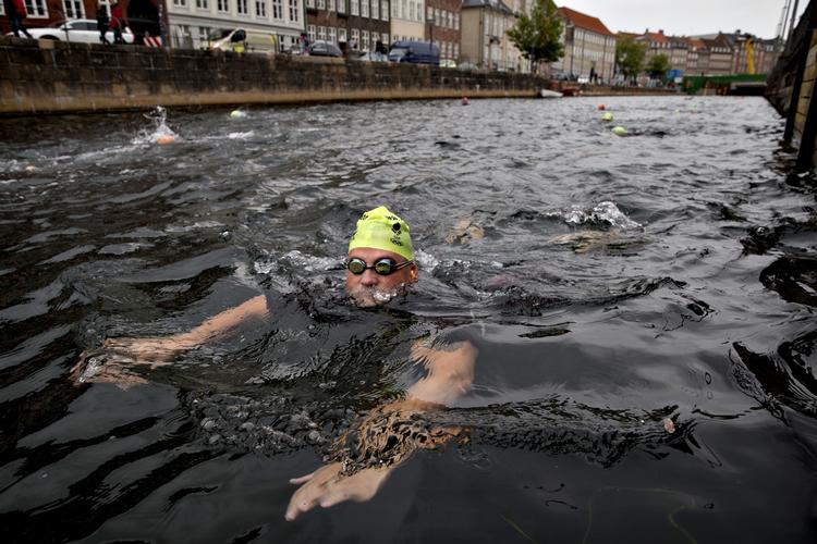 FOLKESVØMNING. Ikke kun frygtindgydende crawlsvømmere kommer rundt i kanalerne. Også bred brystsvømning med modent overblik er der plads til. 