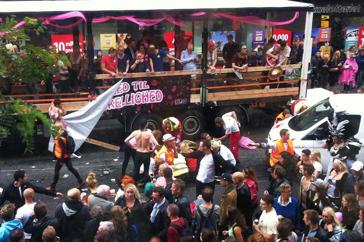 Uheld. To kvinder faldt ned fra en lastbil under dagens parade. Det er sidste dag af Copenhagen Pride, som ellers er forløbet fredeligt. 