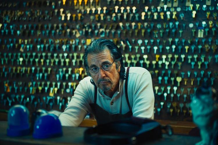 fastlåst.  Al Pacino er en skidesur låsesmed i 'Manglehorn, og man forstår ham. Intet i filmen giver mening. 