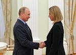 TOPPOST. Federica Mogherinis første store opgave bliver med al sandsynlighed konflikten mellem Rusland og Ukraine. Her ses hun med Ruslands præsident Putin under et møde i juli. 