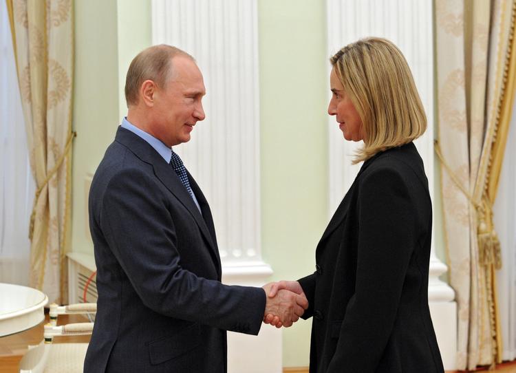 TOPPOST. Federica Mogherinis første store opgave bliver med al sandsynlighed konflikten mellem Rusland og Ukraine. Her ses hun med Ruslands præsident Putin under et møde i juli. 