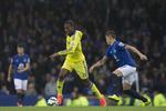 Målfest. Chelseas Didier Drogbarykker fra Evertons Aidan McGeady i den målrige kamp. 