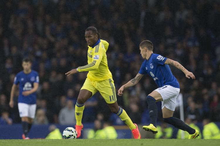 Målfest. Chelseas Didier Drogbarykker fra Evertons Aidan McGeady i den målrige kamp. 