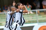 Fodbold. Martin Caceres (t.h.) og Arturo Vidal fra Juventus fejrer mål. 