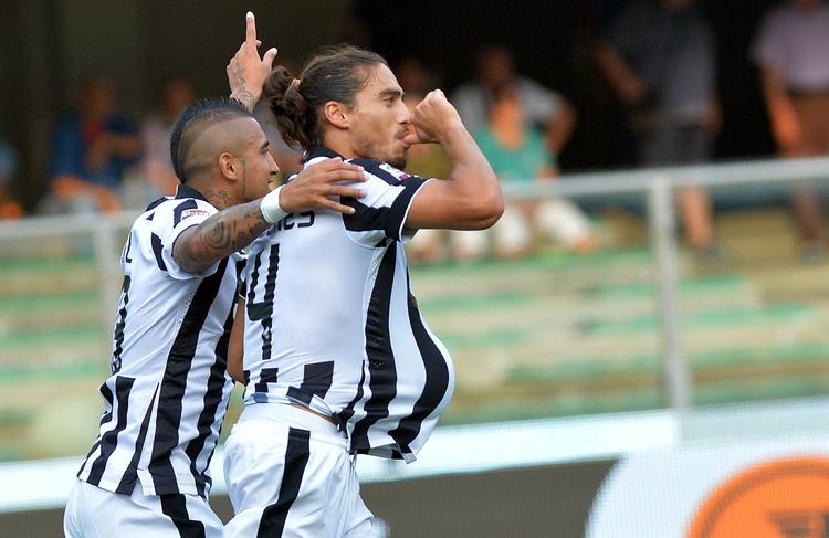 Fodbold. Martin Caceres (t.h.) og Arturo Vidal fra Juventus fejrer mål. 
