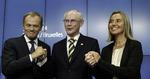 besat. Den nyudnævnte EU-præsident Donald Tusk fra Polen (til venstre) holder hånd med Herman Van Rompuy, der holder hånd med Federica Mogherini, ny udenrigschef for EU. 