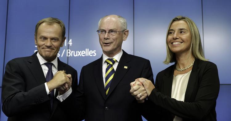 besat. Den nyudnævnte EU-præsident Donald Tusk fra Polen (til venstre) holder hånd med Herman Van Rompuy, der holder hånd med Federica Mogherini, ny udenrigschef for EU. 