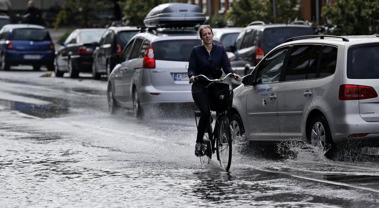 Regnskyl. Mange københavnere stod i dag op til oversvømmelser, efter 100 millimeter regn skyllede over dele af hovedstaden i nat. 