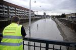 Trafikkaos. Efter gårsdagens skybrud er Københavns trafik hårdt ramt, hvor flere store veje er afspærrede. Det er ikke sikkert, at de bliver klar til færdsel  i morgen, oplyser politiet. 