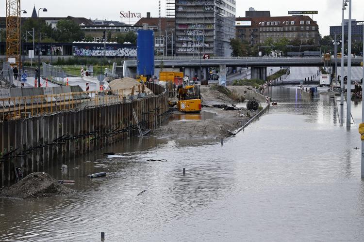 Også ved Hellerup Station, Knippelsbro og på Sundby Metrostation blev der i dag pumpet littervis af vand op. Arbejdet er formentlig færdig sent søndag aften eller i løbet af natten. 