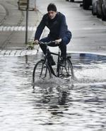 Også cykellisterne voldte regnen her til formiddag gevaldige problemer. 