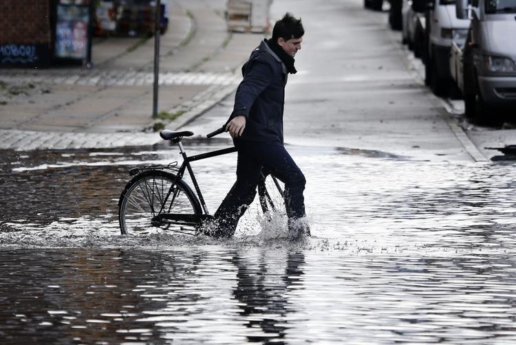 Ved Langelinie var omkring 15 meters vej skredet ned i kanalen ved Kastellet. På Lersø Park Alle, Ørestads Boulevard og fra Tietgensgade ved Tivoli ned mod Kalvebod Brygge blev der til eftermiddag fortsat kæmpet med vandmasserne. 