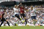 SKIFTER. I sidste weekend spillede Loic Remy mod Tottenham for Queens Park Rangers, men nu skifter franskmanden til en tredje Londonklub. 