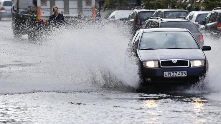 DMI varslede til formiddag mere kraftig regn i løbet af søndagen i den sydlige del af Danmark. Det betyder, at der stedvis kan falde mellem 5 og 10 millimeter regn, der ledsages af torden. 