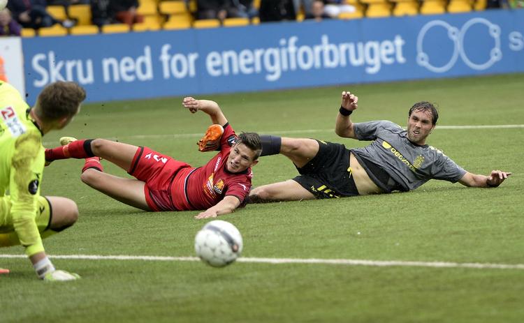 0-1. Hverken Pascal Gregor eller David Jensen kunne stoppe bolden, som Johan Elmander fik skovlet i mål til 1-0. 